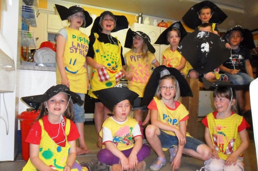 Mehrere Kinder sind als Piraten berkleidet und tragen Pippi Langstrumpf Shirts
