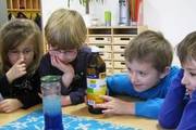 Kinder experimentieren mit Sonnenblumenöl oder ähnlichem